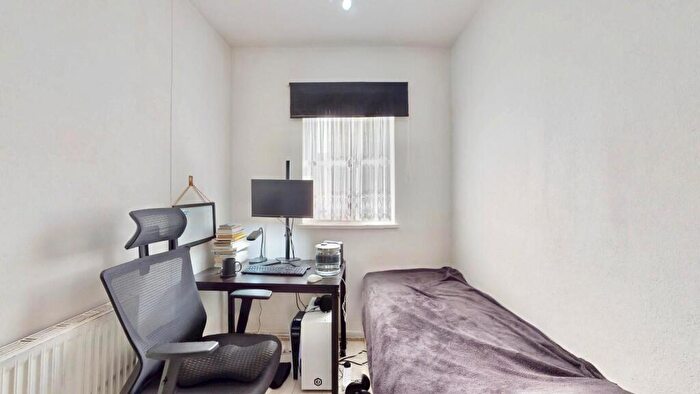 3 Bedroom End Of Terrace House For Sale In Greenway, Dagenham, RM8