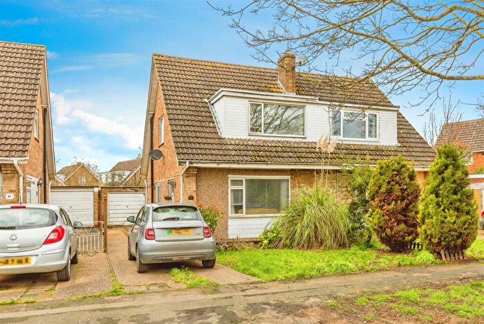 3 Bedroom Semi-Detached House For Sale In St. Francis Close, Kettering, NN15