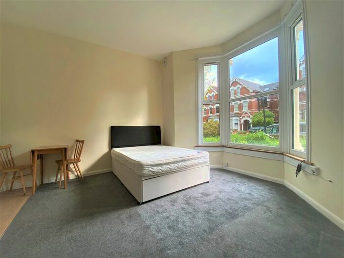 Studio To Rent In Victoria Road, London, N4