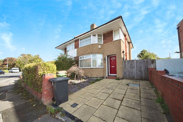 3 Bedroom Semi-Detached House For Sale In Heywood Drive, Luton, LU2