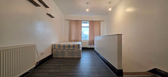 Studio To Rent In Chestnut Close, Hayes, UB3