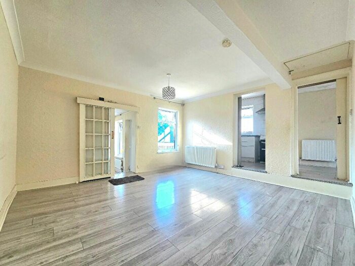 2 Bedroom Apartment To Rent In Whitehorse Road, Croydon, London, CR0