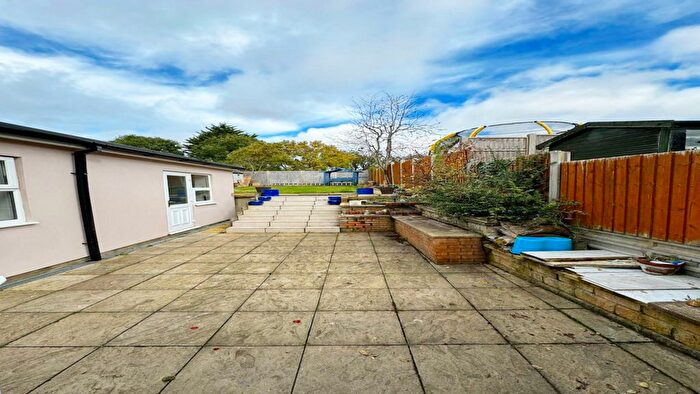 3 Bedroom Semi-Detached House To Rent In Kynance Close, Luton, LU2