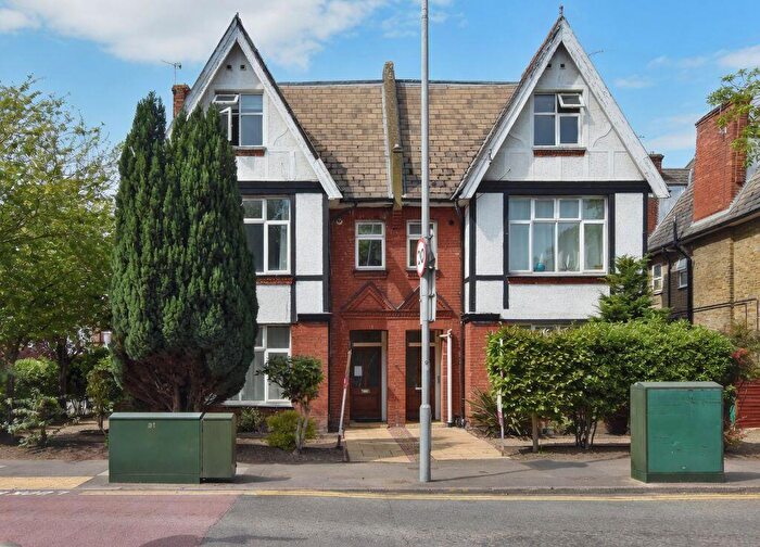Flat To Rent In Berrylands Road, Surbiton, KT5