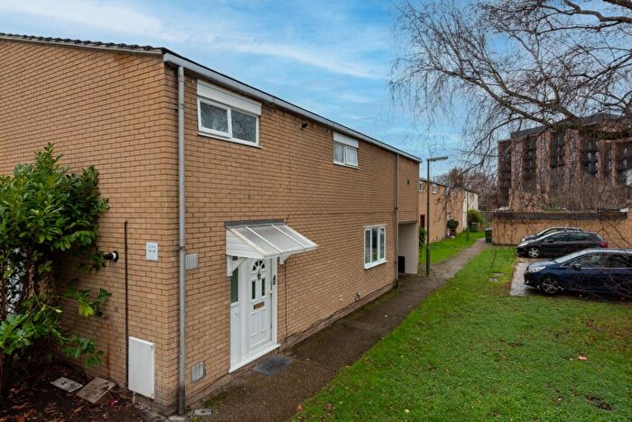 2 Bedroom Flat For Sale In Thamesmead, Walton-on-thames, KT12
