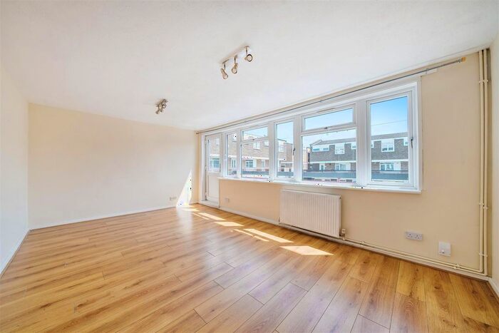 3 Bedroom Flat To Rent In Wessex Close, Kingston Upon Thames, KT1