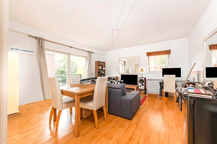 2 Bedroom Flat To Rent In Rosebery Court, Rosebery Avenue, EC1R