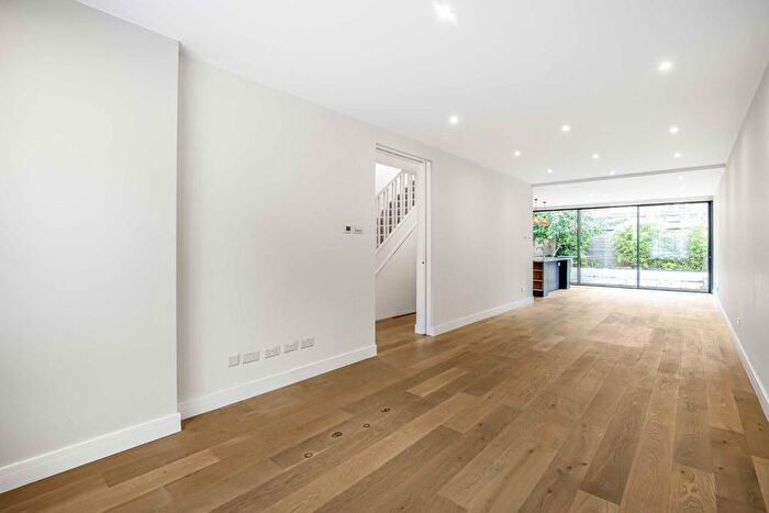 4 Bedroom Property To Rent In The Bungalows, Streatham, SW16