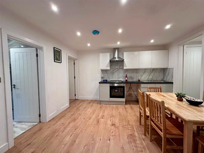 3 Bedroom Flat To Rent In Wallwood Road, London, E11