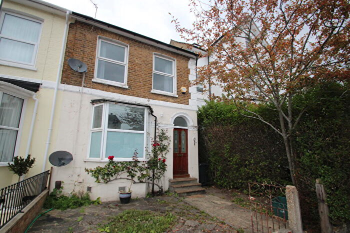 4 Bedroom Semi-Detached House To Rent In Waddon Road, Croydon, CR0