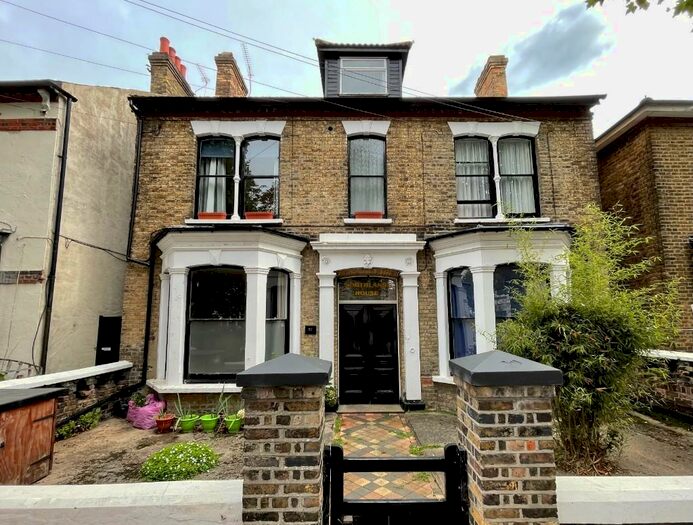 1 Bedroom Flat To Rent In Park Road, Westcliff-on-Sea, Essex, SS0