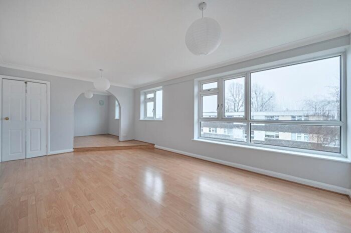 2 Bedroom Flat For Sale In Albany Gardens, Hampton Lane, Solihull, West Midlands, B91