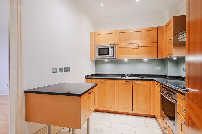 2 Bedroom Flat To Rent In Melliss Avenue, Kew, TW9