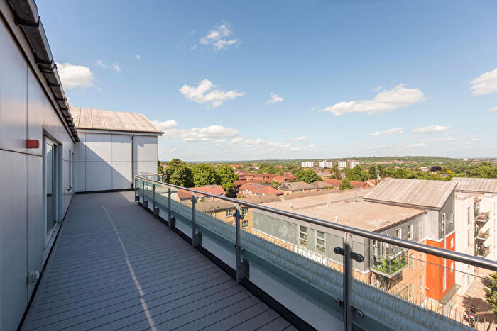 3 Bedroom Flat To Rent In Queen Mary Avenue, E18