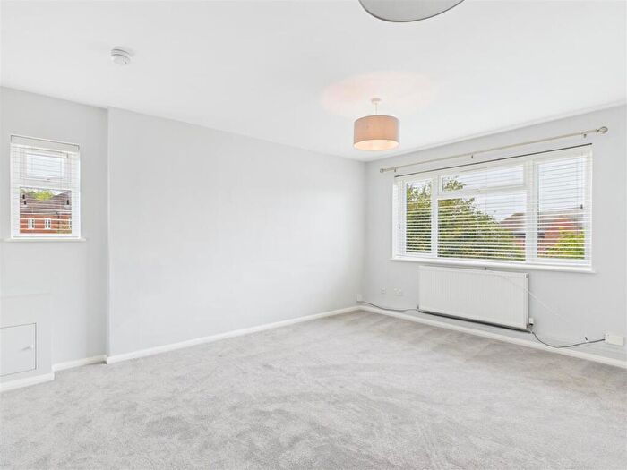 1 Bedroom Flat To Rent In Hazelwood Close, Hitchin, SG5