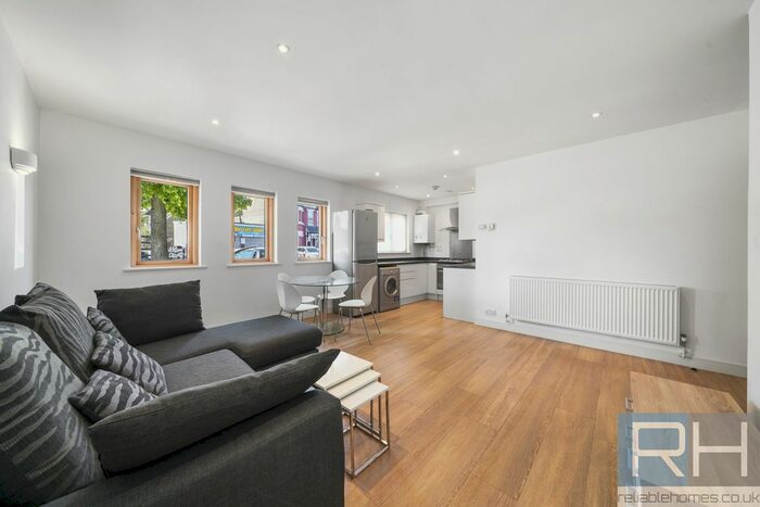 2 Bedroom Flat To Rent In Green Lanes, Palmers Green, London, N13