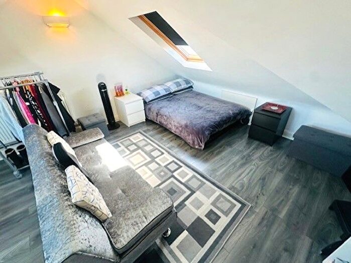 Studio To Rent In Great West Road, Hounslow, TW5