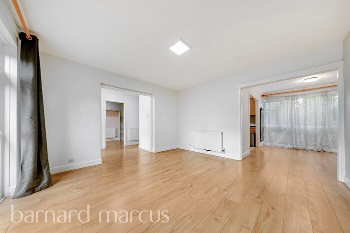 2 Bedroom Maisonette For Sale In Turnpike Link, Croydon, CR0