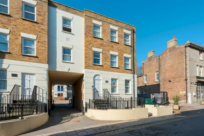 2 Bedroom Flat To Rent In Effingham Street, Ramsgate, CT11