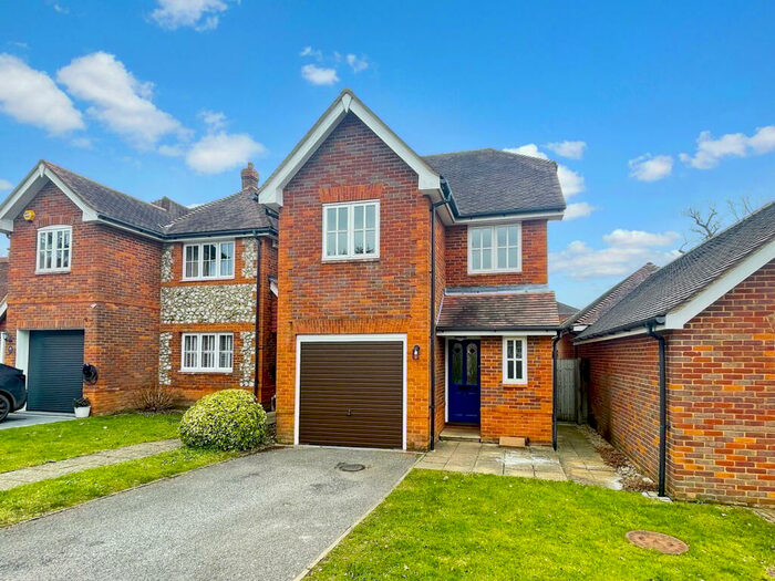 3 Bedroom End Of Terrace House To Rent In Oakfield Close, Amersham, HP6