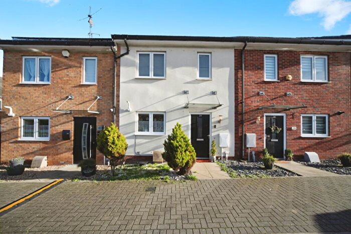 3 Bedroom Terraced House For Sale In Hedges Way, Luton, LU4