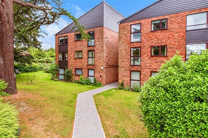 2 Bedroom Flat For Sale In Mill Crescent, Tonbridge, Kent, TN9
