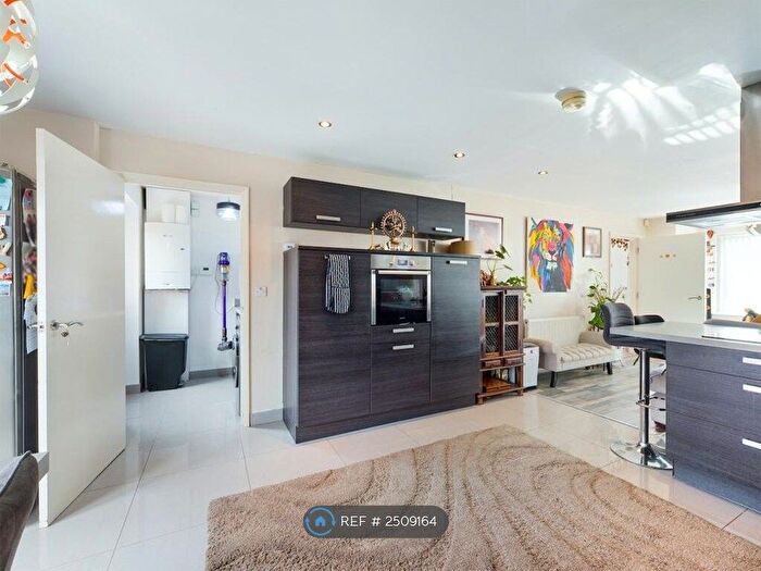 4 Bedroom Semi-Detached House To Rent In Wollaton Road, Nottingham, NG8