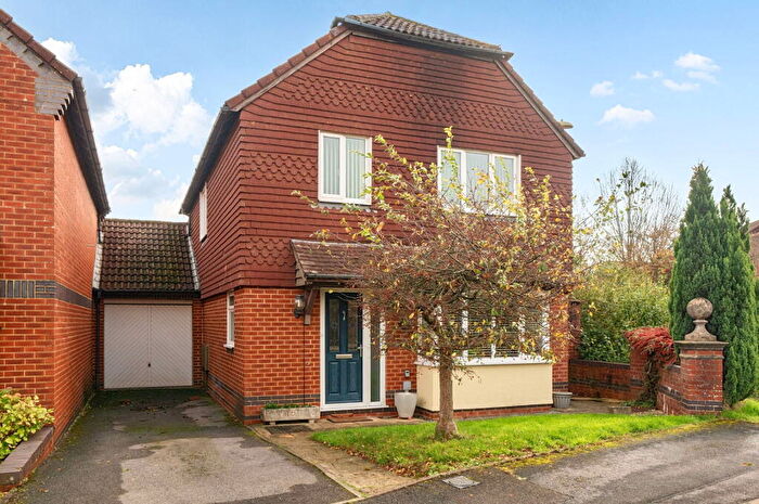 4 Bedroom Link Detached House For Sale In Fayrewood Chase, Basingstoke, RG22