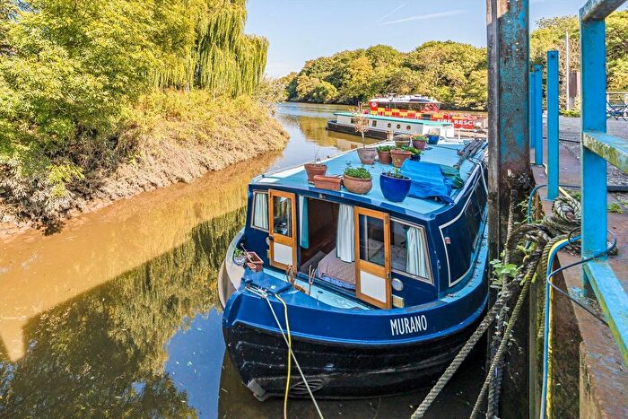 2 Bedroom Houseboat To Rent In Swan Island, Strawberry Vale, TW1
