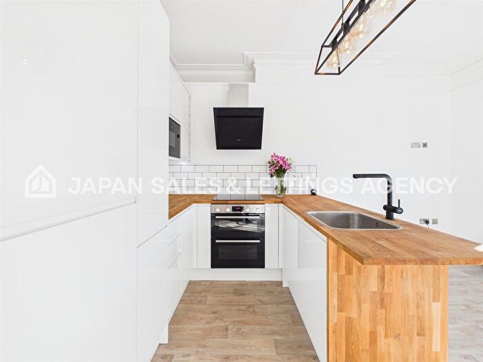 3 Bedroom Flat To Rent In Hillcrest Road, Acton, W3