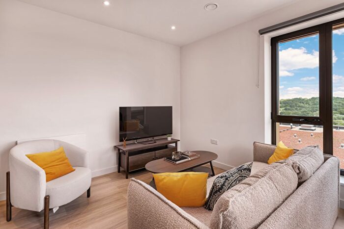 3 Bedroom Flat To Rent In Greenford, UB6