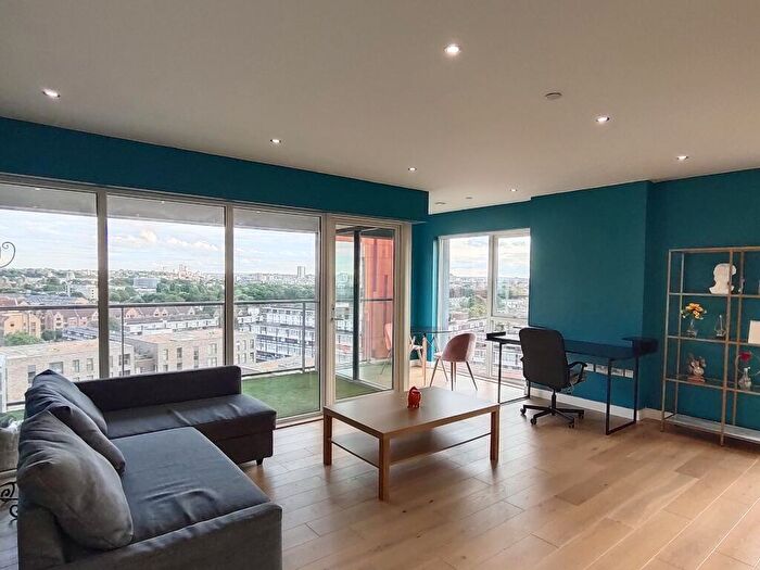 3 Bedroom Flat To Rent In Lotus House, Ovex Close, E14