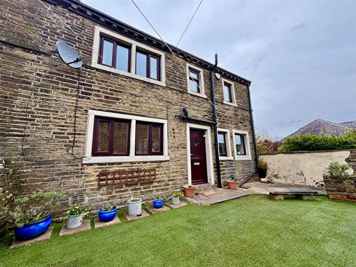 2 Bedroom Cottage For Sale In Back Field, Thornton, BD13