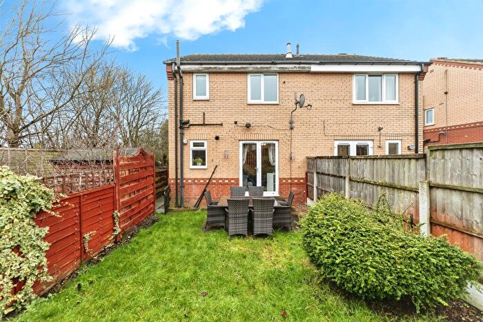 1 Bedroom Cluster House For Sale In Kingfisher Mews, Morley, Leeds, LS27
