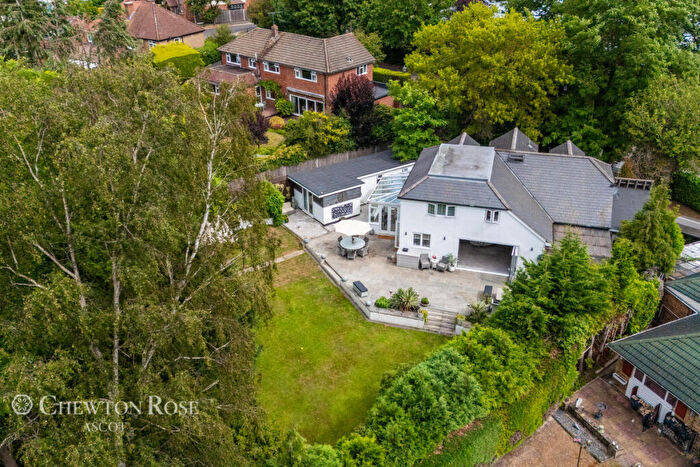 5 Bedroom Detached House For Sale In Bousley Rise, Chertsey, KT16