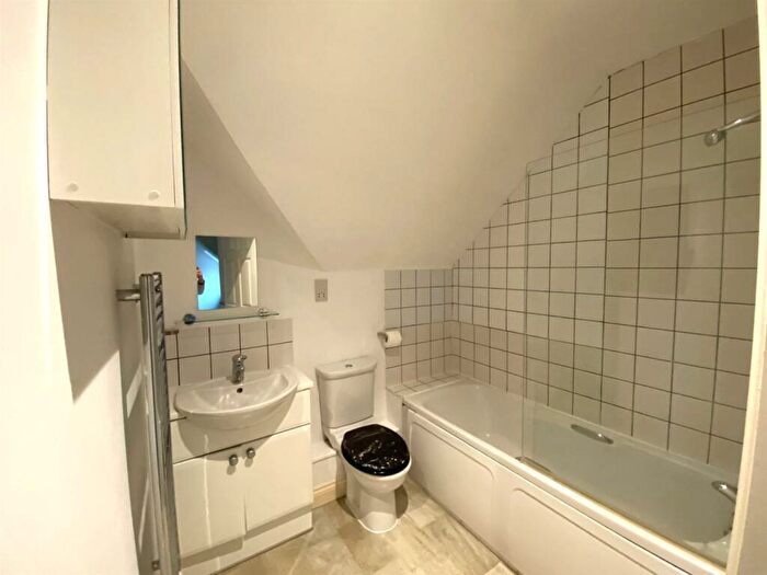 2 Bedroom Apartment To Rent In Lower Way, Thatcham, RG19
