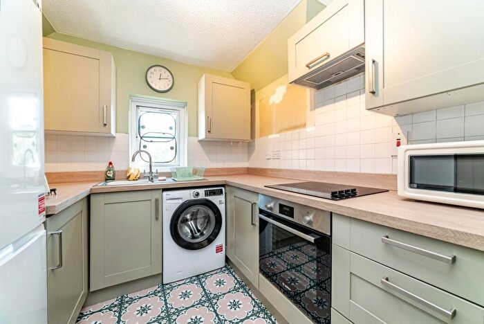 2 Bedroom Flat To Rent In Two Rivers Way, Newbury, Berkshire, RG14