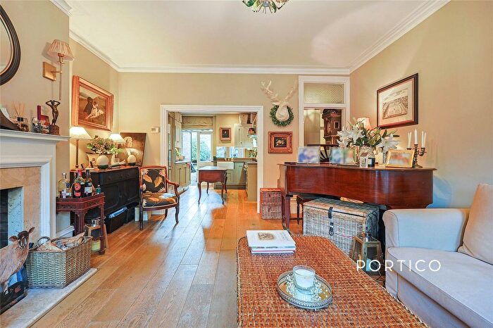 3 Bedroom Flat To Rent In Albert Bridge Road, London, SW11