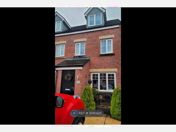 3 Bedroom Semi-Detached House To Rent In Trethorne Avenue, Chorley, PR7