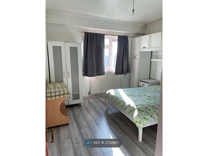 3 Bedroom Flat To Rent In Bronti Close, London, SE17