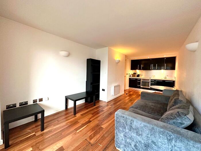 2 Bedroom Flat To Rent In Riverside Way, Leeds, West Yorkshire, LS1