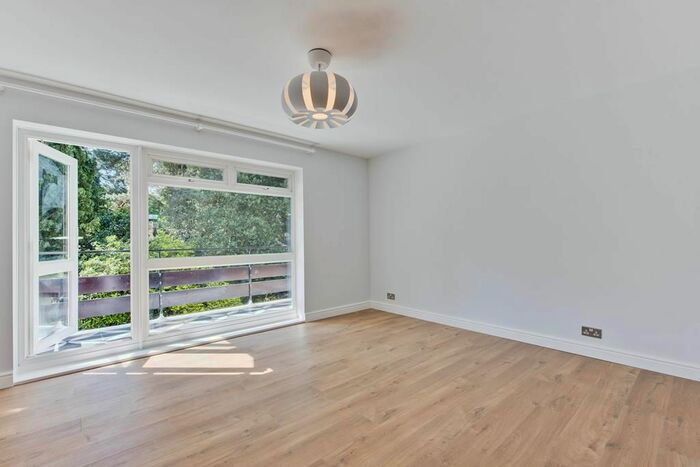 2 Bedroom Flat To Rent In Brockley Combe, Weybridge, KT13