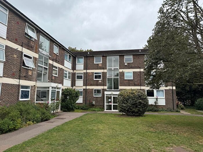 2 Bedroom Flat For Sale In Pine Lodge, Tonbridge Road, Maidstone, Kent, ME16