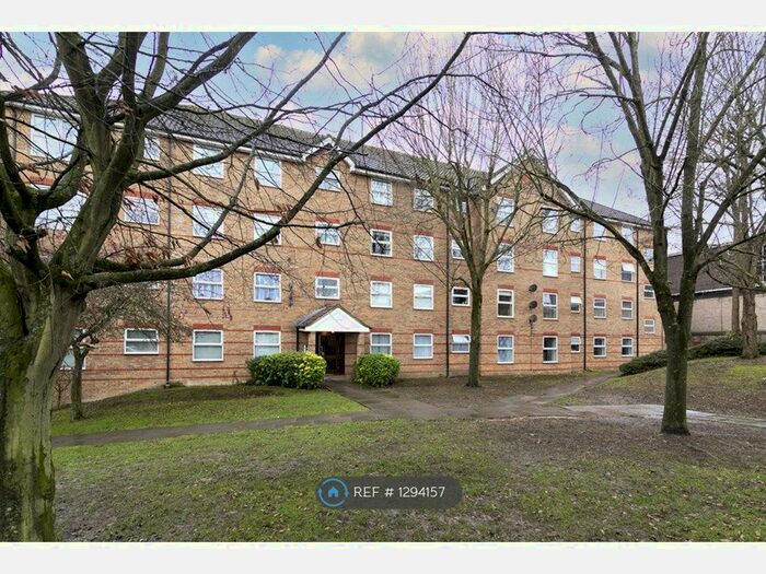 2 Bedroom Flat To Rent In Cassis Court, Loughton IG10