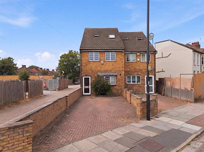 5 Bedroom Semi-Detached House For Sale In Goldsdown Road, Enfield, EN3
