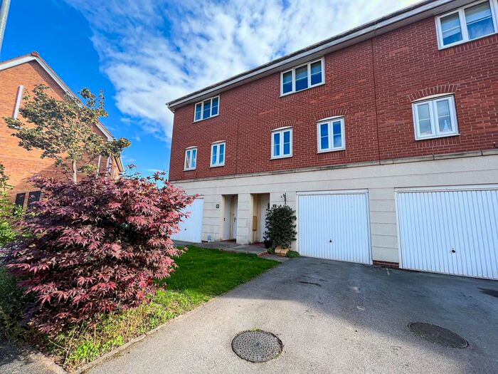 4 Bedroom Town House To Rent In Kingfisher Way, Scunthorpe, DN16