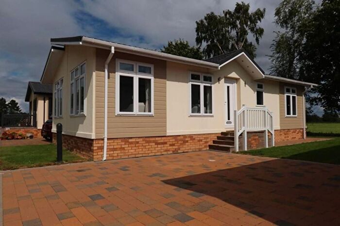 2 Bedroom Mobile/park Home For Sale In York Road, Elvington, York, YO41