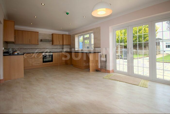 5 Bedroom Semi-Detached House To Rent In Lakehall Road, Thornton Heath, CR7