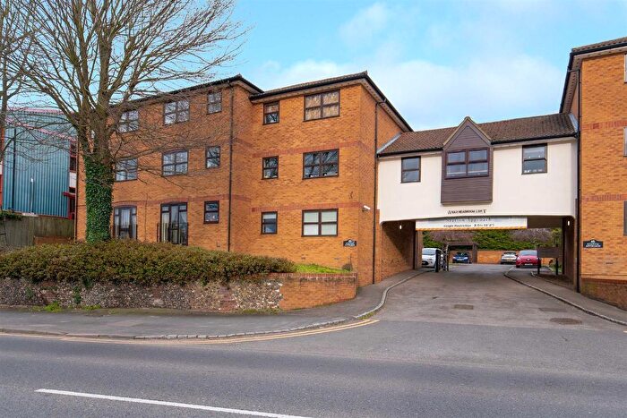 1 Bedroom Flat For Sale In Station Road, Kings Langley, WD4