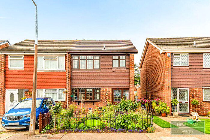 3 Bedroom Semi-Detached House For Sale In Russet Close, Stanford-le-hope, SS17